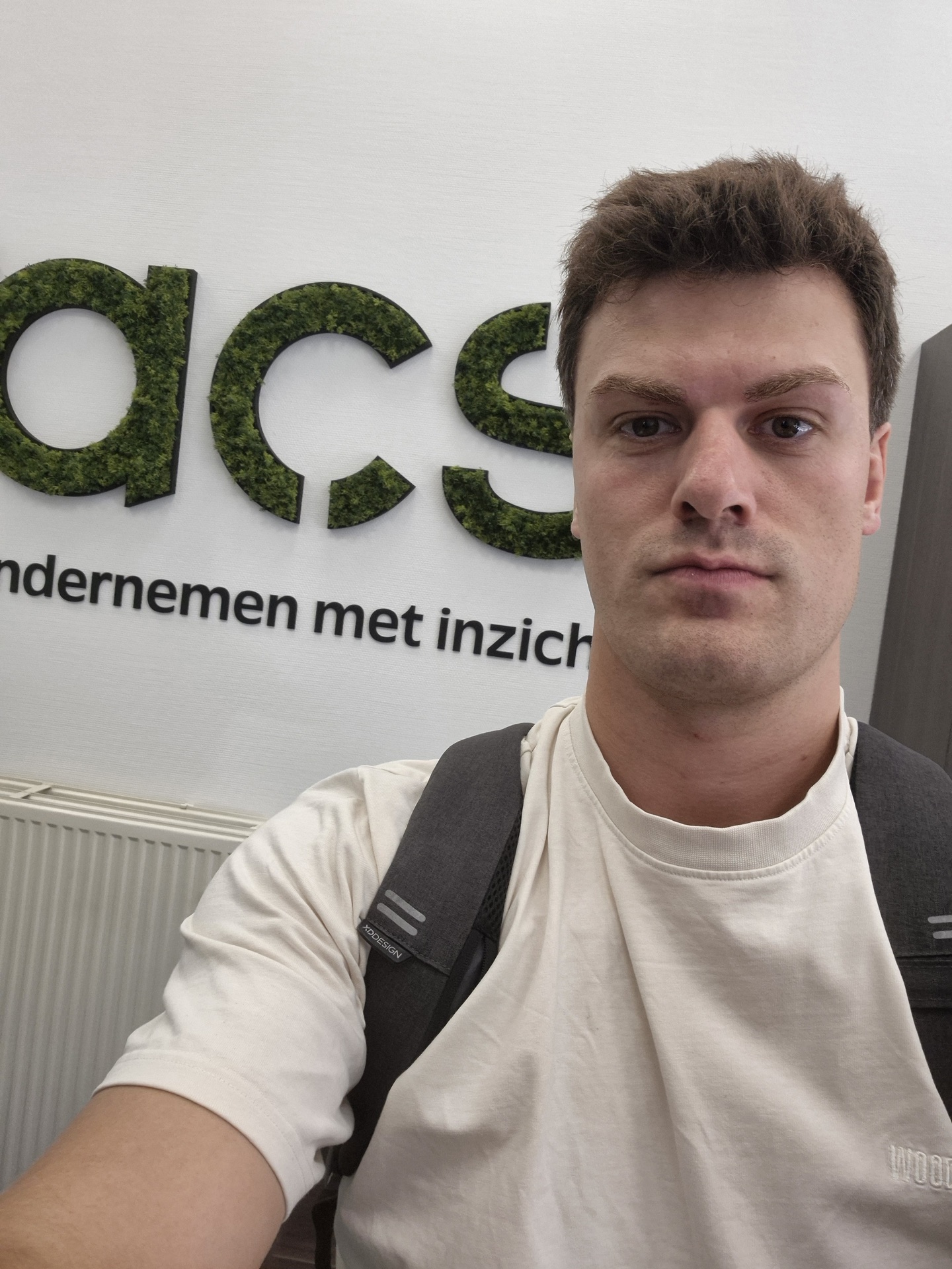 Medewerker voor de mosletters van ACS in de kantoorhal.