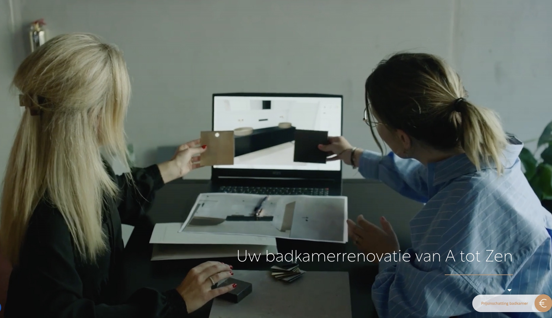 Twee mensen bekijken materiaalstalen bij een laptop met een badkamerontwerp.