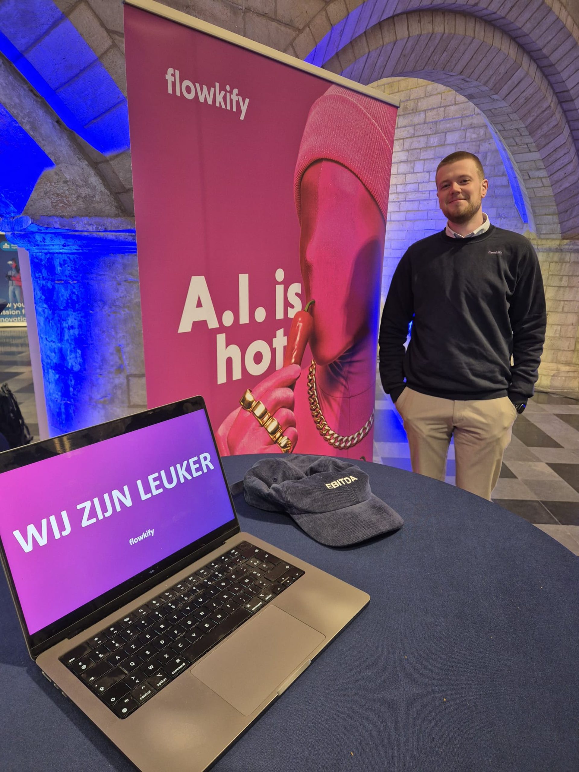 Tijdelijke foto: twee collega's aan het werk met A.I.-tools.
