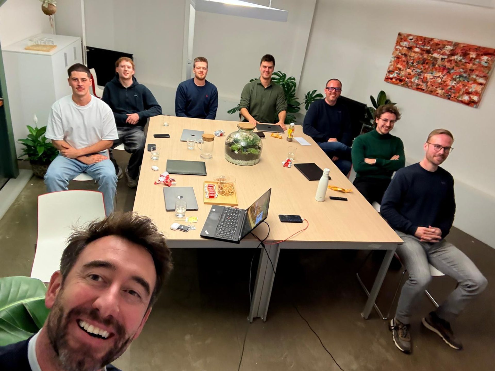Een marketingteam werkt samen op kantoor.